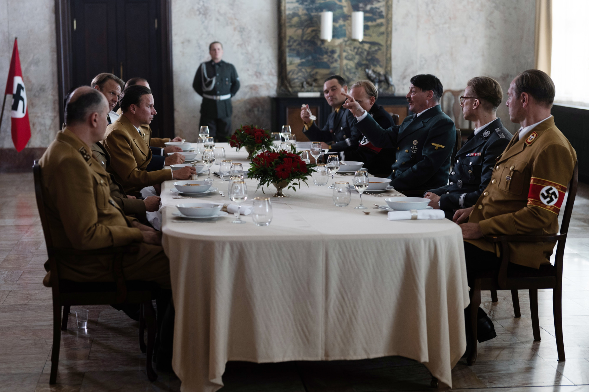 Führer und Verführer - Szenen - chd - 06 Josef Goebbels (Robert Stadlober, 3.v.l.) und Adolf  Hitler (Fritz Karl, 3. v.r) bei einer Sitzung mit dem Kabinett © Zeitsprung, SWR, Ascot Elite, Foto Stephan Pick.jpg