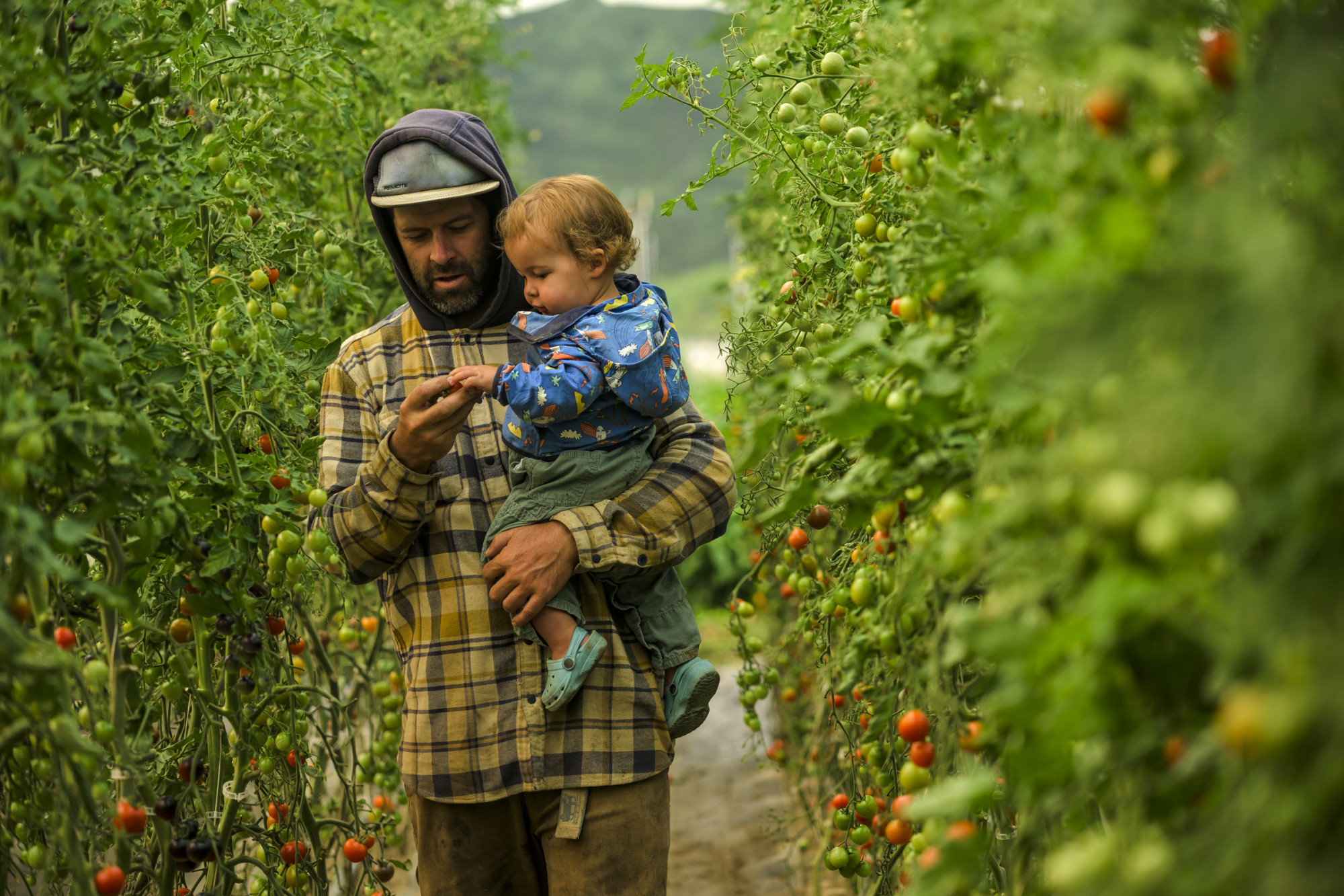 Chris&HuxleyRubens_FarmingTurns_(c)BrunoLong1_Revelstoke_USA.jpg